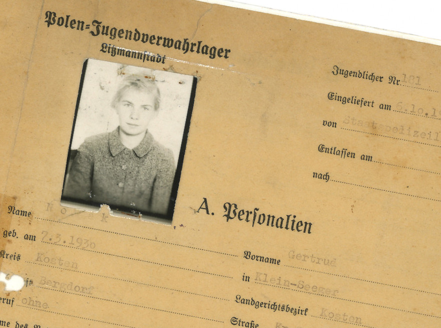 stary dokument niemiecki z czarno-białym zdjęciem chłopca. Nad zdjęciem napis Polen_Jugendvermahrlager