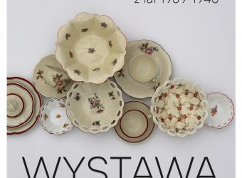 Biały plakat ze zdjęciem chodzieskiej porcelany z napisem "Kolmar - Piękno chodzieskiej porcelany z lat 1939 - 1945. Wystawa w Muzeum w Lewkowie ze zbiorów Piotra Marca. Termin: 12.11.203 - 10.03.2024. Obok logo Muzeum w Lewkowie Zespół Pałacowo-Parkowy, Wielkopolska, Urząd Marszałkowski Województwa Wielkopolskiego