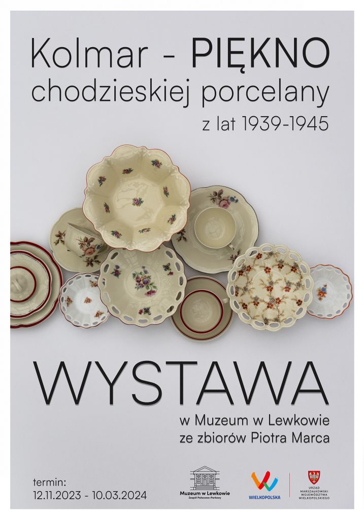 Biały plakat ze zdjęciem chodzieskiej porcelany z napisem "Kolmar - Piękno chodzieskiej porcelany z lat 1939 - 1945. Wystawa w Muzeum w Lewkowie ze zbiorów Piotra Marca. Termin: 12.11.203 - 10.03.2024. Obok logo Muzeum w Lewkowie Zespół Pałacowo-Parkowy, Wielkopolska, Urząd Marszałkowski Województwa Wielkopolskiego